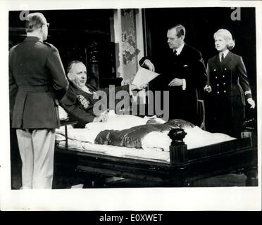 09 octobre 1967 - Répétitions pour jouer controversée ''The Soldiers'' : Le jeu controversé par Hochhuty Rulf, appelé ''Les Soldats'', s'ouvre dans l'ouest de Berlin ce soir. Le jeu, qui est interdit en Grande-Bretagne, suggère que Churchill a été impliqué dans la mort de polonais, chef de guerre le général Sikorski. La photo montre la scène d'une répétition générale de la pièce ''Les Soldats''. (L à R) : Chef de cabinet lord Alanbrooke (joué par Werner Hessenland) ; Winston Churchill, (joué par O.E. Hasse) ; Lord Cherwell (joué par Albert Lieven), et un agent de la Women's Royal Naval Service Helen, (joué par Maria Amo) Banque D'Images