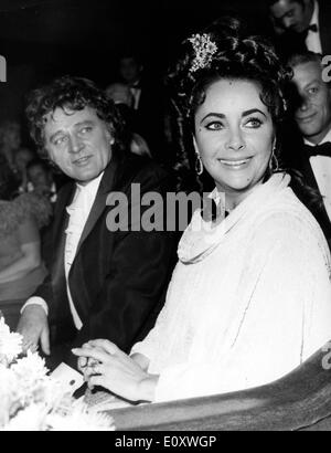 L'actrice Elizabeth Taylor avec son mari Richard Burton dans un U.N.I.C.E.F. Gala Banque D'Images