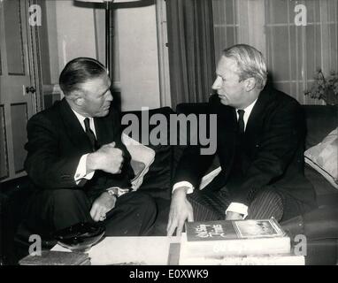 Le 12 décembre 1967 - gouverneur Romney répond à M. Heath : George Romney, gouverneur du Michigan, qui est ici pour rencontrer les dirigeants du gouvernement et de l'opposition ont rencontré ce matin M. Edward Heath, Chef de l'opposition, à la télévision dans la région de Albany, Londres. La photo montre le gouverneur George Romney (à gauche) en discussion avec M. Heath à la télévision dans l'Albany, Londres aujourd'hui. Banque D'Images