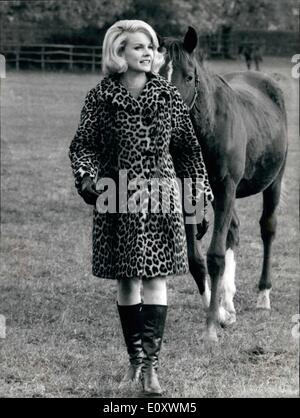 12 déc., 1967 - Rome, décembre 1967  = Belle blonde actrice Carroll Baker, qui est à Rome pour tourner ''Lune de miel'' costar acteur français Jean Sorel, a rendu visite à l'élevage des chevaux, et Olgiata appris à connaître le fils du célèbre cheval Ribot et d'Albertinella. C'est ''Alberti'' né le mai 1967. La photo montre la blonde Carroll Baker visiter ''Alberti' Banque D'Images