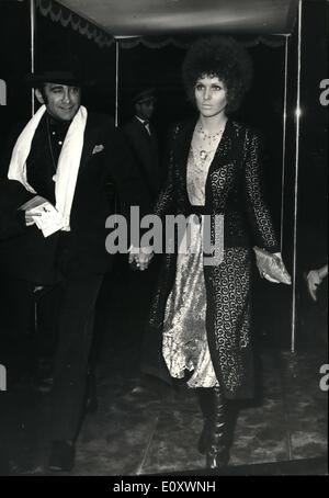 12 déc., 1967 - Première de film '« Docteur Dolittle'' : SA MAJESTÉ LA REINE La nuit dernière a assisté à la première du film ''ortor Dolittle'', à l'odéon Cinéma, Marble Arch. Photo montre Lionel Bart vu arriver à la première avec Julie Driscoll la nuit dernière (31 déc. 12) Banque D'Images