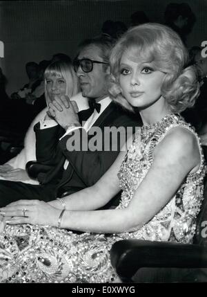 12 déc., 1967 - Rome, décembre 1967, Gala pour le film Caroline chérie dans laquelle l'actrice française blonde France Anglade joue le rôle principal. Chanteur français Charles Aznavour a chanté certaines de ses chansons. OPS de gauche Ulla Aznavour, producteur Jacques Paul Beltrand et Brance Anglade. Banque D'Images