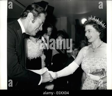 Le 12 décembre 1967 - La Reine rencontre les étoiles.  : La Reine Elizabeth II est présenté, il l'acteur Rex Harrison, star du film '« Docteur Dolittle'' lorsqu'elle assistait à la première projection du film au cinéma Odéon, Londres, hier soir. Le tout-billet indiquant était au profit de l'Empire britannique Campagne Cancer Charité. Banque D'Images