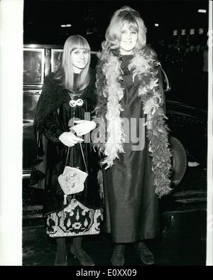 12 déc., 1967 - Première du film ''brassage'' temps : photo montre Rita Tushingham (à gauche) et Lynn Redgrave, vu arriver à l'Odéon, Leicester Square, Londres, hier soir, d'assister à la première de leur nouveau film ''purée des temps''. Mlle Tushingham cacha son brunette hair sous une perruque blonde et était habillé tout en noir - robe perlée en velours et peluches cape manteau. La caractéristique la plus remarquable de Mme Redgrave's band ont été une plume boa orange et magenta et noir bottines. Elle portait également un haut noir à taille maxi-robe. Banque D'Images