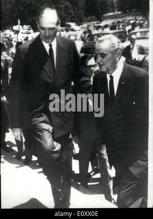 Le 12 décembre 1967 - Le Président Johnson arrive à Canberra pour assister à un service commémoratif pour M. Harold Holt. La photo montre le président Johnson vu à son arrivée à Canberra aujourd'hui. Il assistera à la cérémonie commémorative à Melbourne pour M. Harold Holt, le Premier Ministre australien qui s'est noyé le dimanche. Sur la gauche est M. John McEwen qui, mardi a été assermenté comme premier ministre de l'Australie. Banque D'Images