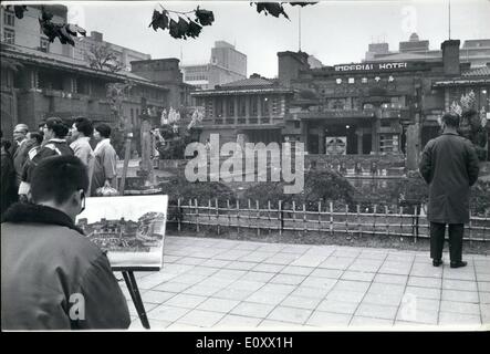 Le 12 décembre 1967 - Démolition de l'Ancien Hôtel Impérial : la démolition de l'ancien bâtiment de l'Hôtel Impérial, conçu par l'architecte américain, Frank Lloyd Wright, a commencé à éplucher les tuiles de bronze au large de l'aile sud du bâtiment. L'ancien empire a été construit en 1922 et l'un des rares bâtiments de survivre en 1922 et l'un des rares bâtiments de survivre le grand tremblement de terre en 1923 Banque D'Images