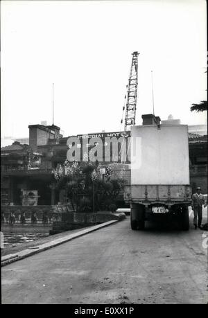 Le 12 décembre 1967 - Démolition dans Imperial Hotel : Après qu'ils ont commencé leur démolition sur l'Imperial Hotel, bâtiment, conçu par l'architecte américain, Frank Lloyd Wright, a commencé à éplucher les tuiles de bronze au large de l'aile sud du bâtiment.L'ancien empire a été construit en 1922 et l'un des rares bâtiments de survivre le grand tremblement de terre en 1923. Les plans de gestion pour terminer la démolition avant le 15 janvier et pour construire un nouveau bâtiment de l'hôtel de 17 étages à temps pour l'Expo '70 Banque D'Images