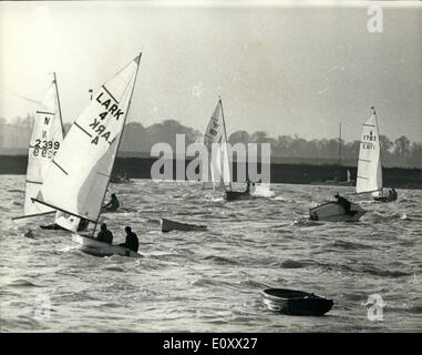 12 déc., 1967 - The Royal Corinthian yacht club icicle course pour le trophée à Burnham-on-Crouch. : plusieurs concurrents a obtenu un ducking dans l'eau glacée tout en participant à la Royal Corinthian Yacht Club Icicle course pour le trophée à Burnham-on-église aujourd'hui. Six, Sept, et 13 d'autres classes étaient représentées. La photo montre un des concurrents s'accroche à son embarcation chavirée comme certains des autres embarcations manoeuvrer autour de lui pour le départ de la course. Banque D'Images