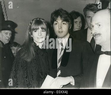 01 janv., 1968 - Première mondiale du film ''Here we go round the Mulberry Bush'' : La photo montre la Beatle Paul mccartney et sa petite amie Jane Asher, photographié en arrivant à la London Pavilion hier soir, pour assister à la première mondiale du film ''Here We Go Round The Mulberry Bush' Banque D'Images