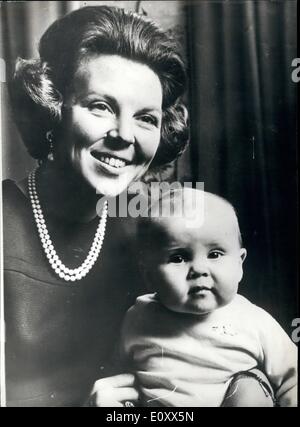 01 janvier, 1968 - La princesse Beatrix et le prince Willem Alexander bébé : photo montre cette photo de la princesse Beatrix des Pays-Bas, a été prise par Beatrix's 30th. anniversaire qu'elle célèbre le 31 janvier. Banque D'Images