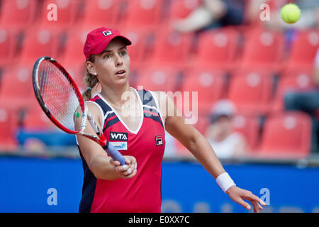 Nuremberg, Allemagne. 20 mai, 2014. La Marina Erakovic renvoie la balle pendant le match contre l'Allemagne à l'Kerber WTA Tour à Nuremberg, Allemagne, 20 mai 2014. Photo : DANIEL KARMANN/dpa dpa : Crédit photo alliance/Alamy Live News Banque D'Images