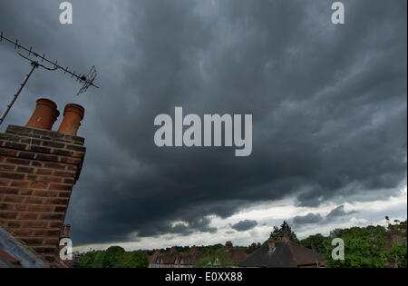 Wimbledon, au sud ouest de Londres au Royaume-Uni. 20 mai 2014. L'approfondissement des nuages gris du sud enfin apportent la pluie après plusieurs jours de beau temps chaud, dans la région de London Crédit : Malcolm Park editorial/Alamy Live News Banque D'Images