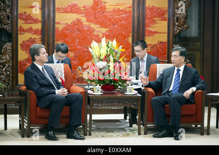 (140520) -- BEIJING, 20 mai 2014 (Xinhua) -- le vice-Premier ministre chinois Wang Yang (R) rencontre avec l'Organisation mondiale du commerce (OMC) Directeur général Robert Azevedo à Beijing, capitale de Chine, le 20 mai 2014. (Xinhua/Xie Huanchi) (zc) Banque D'Images