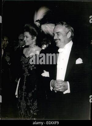 Le 17 mars 1968 - En présence de la Princesse Grace et le Prince Rainier de Monaco, il y avait un bal à 1900 le casino de Monte Carlo. Les invités sont arrivés vêtus de vêtements à partir de cette période. Banque D'Images