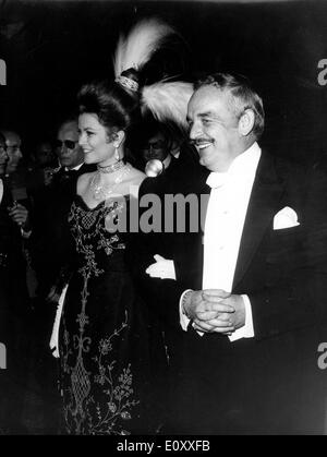 Le Prince Rainier et Grace Kelly arrivent à ball Banque D'Images