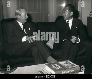 01 janvier 1968 - le Premier ministre de Singapour arrive à Londres et les repas avec Edward Heath: Le Premier ministre de Singapour, Lee Kuan Yew, s'est envolé aujourd'hui à Londres pour des entretiens de fin de semaine avec le Premier ministre britannique, M. Harold Wilson, au sujet des propositions de la Grande-Bretagne visant à accélérer ses retraits d'extrême-Orient. Avant de rencontrer M. Wilson Lee Kuan Yew, il a eu un déjeuner avec M. Edward Heath, chef de l'opposition, dans son appartement lbany à Picadilly aujourd'hui. Des photos montrent que Lee Kuan Yew et Edward Heath discutent ensemble à l'appartement d'Albany avant de se faire déjeuner ensemble aujourd'hui. Banque D'Images