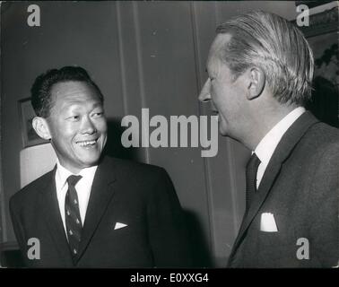 01 janvier 1968 - Le Premier Ministre de Singapour arrive à Londres et déjeuner avec : Edward Heath, Premier Ministre de Singapour Lee Kuan Yew, ont volé dans Londres aujourd'hui pour le week-end des pourparlers avec la fonction de Premier ministre britannique, M. Harold Wilson, sur les propositions de la Grande-Bretagne d'accélérer ses retraits d'Extrême-Orient. Avant de rencontrer M. Wilson. Lee Kuan Yew a déjeuné avec M. Edward Heath, Chef de l'opposition, sur sa télévision Albany dans Piccadilly, aujourd'hui. Photo montre Lee Kuan Yew en conservation avec Edward Heath à la télévision d'Albany avant de déjeuner ensemble aujourd'hui. Banque D'Images