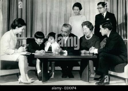 01 janvier 1968 - Famille royale célèbre la nouvelle année. La photo montre la famille royale du Japon s'asseoir dans un cercle heureux : (de gauche à droite)/maintenant, la Princesse Michiko, Prince Hiro, Prince de Aya, l'Empereur, l'Impératrice, le Prince héritier Akihito, (rangée arrière) la Princesse Hitachi, et le Prince Hitachi, au Palais Impérial, Tokyo. Banque D'Images