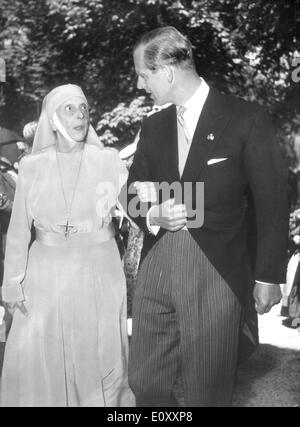 Le prince Philip à marcher avec sa mère la princesse Alice Banque D'Images