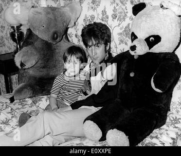 John Lennon avec fils Julian et son nounours surdimensionné Banque D'Images