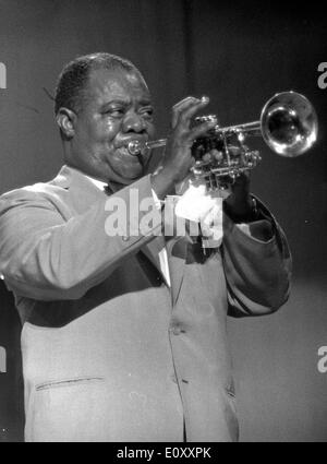 Louis Armstrong jouant de la trompette. Banque D'Images