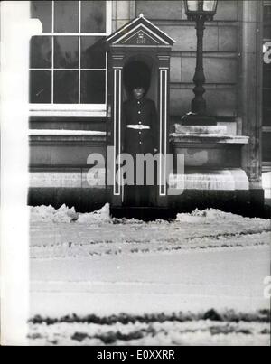 10 janvier 1968 - Londres touché par la neige. Photo montre : scène d'hiver à Londres hier montrant un garde dans sa guérite à l'avant du palais de Buckingham. H/Keystone Banque D'Images