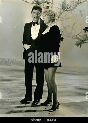 Mar. 22, 1968 - Petula Clark Co-Stars Avec Sacha Distel dans ''Sacha Show'' : Sacha Distel aura un célèbre ''face'' : Petula Clark qui Co-Star avec lui dans ''Sacha Distel Show'' Il est en train de répéter maintenant pour la télévision française. Photo montre Sacha Distel et Petual Clark Répétition pour ''Sacha Show' Banque D'Images