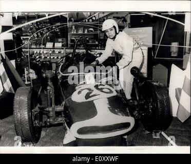 Mar. 22, 1968 - La voiture de course au chocolat. 3.22 Un mètres (11 pieds) modèle complet d'une voiture de course Formule VEE, fait entièrement de chocolat est affichée à l'Auto Centre Odakyu à Shinjuku, Tokyo. Faite par un confiseur japonais, la voiture est composé d'un équivalent de 7 380 tablettes de chocolat qui se vendent pour un shilling, et a pris 10 jours à la mode. Photo montre : La voiture de course au chocolat avec son jeune accompagnateur qui est dans un dilemme de  ?drive ? Ou de les manger. H/Keystone Banque D'Images