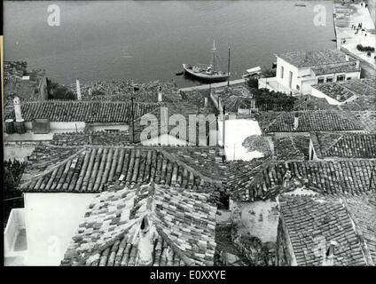 Avril 02, 1968 - Le calme avant la tempête est vu à Paros, Cyclades, en Grèce. Bientôt, les îles grecques sera inondé de touristes en vacances et les personnes à la recherche d'un peu de repos et de détente. Certains touristes louer bateaux appelés Kaiki et voyage d'île en île. Les habitants de Paros peut certainement dire à quand la saison est sur le point de commencer à nouveau. Banque D'Images