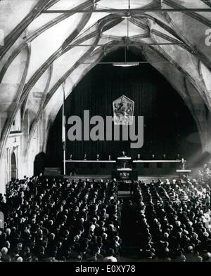 Avril 04, 1968 - L'élection de nouveaux Président tchèque. : l'élection a eu lieu à Prague, le samedi (30 mars) du Général Ludvik Svoboda, 72 ans, en tant que président de la République. La photo montre la vue générale de la salle Vladislav, au Château de Prague, où les membres de l'Assemblée nationale de la Tchécoslovaquie et les invités se sont réunis le samedi pour élire le nouveau président de la Tchécoslovaquie. Banque D'Images