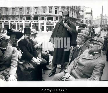 Avril 04, 1968 - Les membres de la société Sherlock Holmes hors de Suisse : Environ 40 ''Victorian'' mesdames et messieurs, le port de s'habiller de 1891, assis à un petit-déjeuner dans l'un des bâtiments le plus récent, le Centre suisse, près de Leicester Square ce matin, ils sont membres de la Sherlock Holmes Society de Londres qui sont sur le point de partir pour une semaine de visite de la Suisse dans le pied-étapes de leur héros Banque D'Images