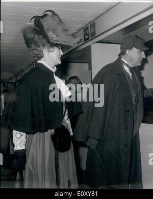 Avril 04, 1968 - Sir Paul et Lady Gore-Booth voler en Suisse pour rejoindre Sherlock Holmes Society Membres : porter les costumes de l'époque, Sir Paul et Lady Gore-Booth, aujourd'hui laissé à l'aéroport de Londres, rejoindre les membres de la Sherlock Holmes Society de Londres, pour les huit jours de la Suisse qui les mènera vers de nombreux lieux visités par le célèbre détective de Sir Arthur Conan Doyle's stories. Le voyage a été organisé par la société avec l'Office National Suisse du Tourisme. Sir Paul va jouer à Sherlock Holmes les chutes de Reichenbach, le tour est en surbrillance. Monsieur A.D Banque D'Images