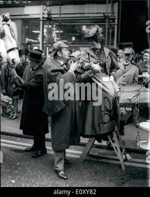 Avril 04, 1968 Les membres de la société Sherlock Holmes - Arrivée à Genève pour les Tour de Suisse : Environ 40 membres de la Sherlock Holmes Society de Londres, portant robe 1891 - arrivé à Genève, le dimanche, pour une semaine de visite de la Suisse dans les traces de leurs héros. Il y a 77 ans, lui et son fidèle Watson ont fait une visite de la vallée du Rhône qui les a conduits à Meiringen, le Marois Falls et Holmes' dernière fatidique rencontre avec son ennemi juré, Moriarty. Le tour de Suisse a été organisée par l'Office du tourisme suisse, Zurich et Londres, en collaboration avec divers organismes Banque D'Images