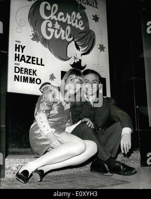 02 février 1968 - Gerry Marsden pour faire ses débuts dans le West-End encore de ''Charlie Girl'', chanteur, guitariste, Gerry Marsden est de faire ses débuts dans le West End de Londres à l'Adelphi Theatre. Il prend le rôle d'en face Anna Neagle et Derek Nimmo dans la production musicale ''Charlie Girl'', Gerry commence les répétitions en une seule fois et devrait faire sa première apparition dans les deux semaines à venir. Photo montre Gerry Marsden en photo avec Christine Holmes, 19 ans, qui a joué le rôle de Charlie girl depuis 2 ans et demi. Banque D'Images