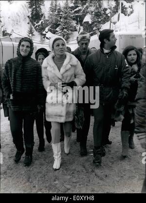 02 février 1968 - Jeux Olympiques d'OPS : Farah Diba en photo avec son beau-frère, le Prince Pahlevi sur son chemin à Chamrousse. Banque D'Images