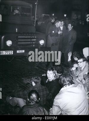 10 févr. 02, 1968 - Une bataille de rue ; a éclaté à Francfort le lundi 05 février, après un ''enseigner en'' d'étudiants avec l'idéologue en chef Rudi Dutscake LA SDD, en face de l'American consulat général à Francfort, au cours de laquelle la police de l'eau utilisée, les lanceurs de batailles avec la police ont éclaté qui remis à ''duels' dans certains cas . Après une activité de police près d'une heure la rue pouvait être effacée. Six manifestants ont été arrêtés. Sur des affiches wthe allemand socialiste a exigé de l'Union des étudiants d'une bataille contre la participation à une démonstration du Vietnam Banque D'Images