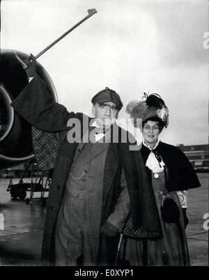 Avril 04, 1968 - Sir Paul et Lady Gore-Booth voler en Suisse pour rejoindre Sherlock Holmes Society membres. : porter les costumes de l'époque, Sir Paul et Lady Gore-les deux, aujourd'hui laissé à l'aéroport de Londres, rejoindre les membres de la Sherlock Holmes Society de Londres, pour les huit jours de la Suisse qui les mènera vers de nombreux lieux visités par le célèbre détective de Sir Arthur Conan Doyle's sotires. Le voyage a été organisé par la société avec l'Office National Suisse du Tourisme. Sir Paul va jouer à Sherlock Holmes les chutes de Reichenbach, le tour de souligner, Monsieur A.D Banque D'Images