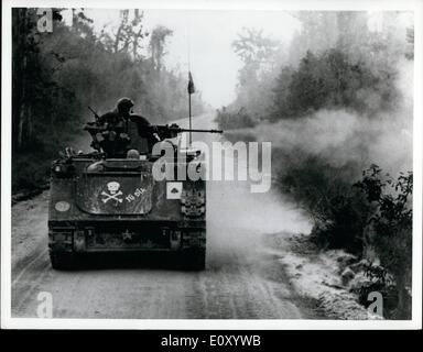02 février 1968 - Reconnaissance par le feu.. Un véhicule de transport de troupes de forêt ses 50 cal. machine gun dans la zone boisée le long de la route de Tay Ninh à Katoum. Le 1er Bataillon (mécanisé), 5h Infantry efface et sécurise la route chaque matin. Photo de l'armée américaine officiel publié par le ministère de la Défense, Washington, D.C. précédemment publiés par le U.S. Military Assistance command, Vietnam. Banque D'Images