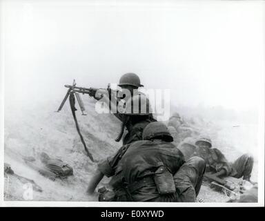 02 février 1968 - Anéantir.. Les fantassins américains le feu sur une position de l'ennemi dans le village de Anmy, 42 miles au nord-ouest de Saigon. Durant les deux jours de bataille, 1re Division d'infanterie Des soldats du 1er Bataillon, 28ème Infantry tué 287 soldats ennemis. Photo de l'armée américaine officiel publié par le ministère de la Défense, Washington, D.C. précédemment publiés par le U.S. Military Assistance Command, Vietnam Banque D'Images