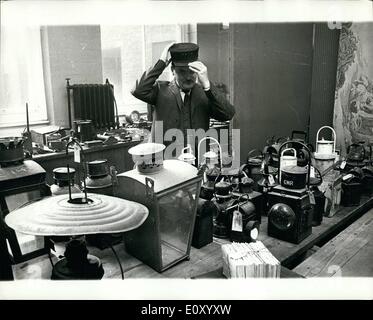 10 févr. 02, 1968 Fer - reliques viennent sous le marteau : Trois cent vestiges ferroviaires - partie d'une collection appartenant à M. Robert, Smallaman de Burnham-On-Sea, Somerset - ont été vendus à Londres hier à Knight, Frank et Rutley, le Mayfair encanteurs. Photo montre M. Smallman vu entouré par certains des reliques qui est entré sous le marteau d'hier. Il porte un Lot 349 - chemin de fer irlandais de l'inspecteur hat. Banque D'Images