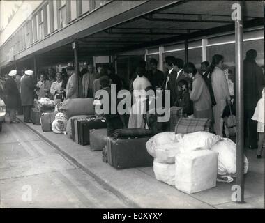 02 février 1968 - Plus d'Asiatiques Kenya arrive : la seconde lecture de la loi du Commonwealth Immigrants a été menée à la Chambre des communes hier soir par une majorité de 310, et aujourd'hui, beaucoup plus d'Asiatiques du Kenya est arrivé à l'aéroport de London dans la hâte à battre demain soir, la date limite. La photo montre le Kenya Les asiatiques avec leurs bagages, que l'on voit aujourd'hui après l'arrivée à l'aéroport de London. Banque D'Images