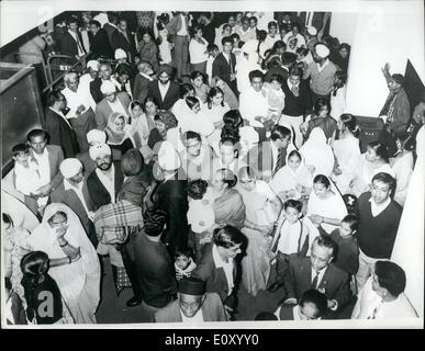 10 févr. 02, 1968 - Les immigrants asiatiques attendre avion pour l'Angleterre : c'était la scène à l'aéroport de Nairobi en tant qu'Asiatiques avec la citoyenneté britannique au Kenya, dont l'avenir est menacé par le projet de loi sur l'immigration, attendez d'être transporté à la Grande-Bretagne. Environ 190 000 ont le droit d'entrer en Grande-Bretagne. Banque D'Images