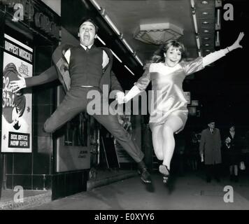 02 février 1968 - Gerry Marsden pour faire ses débuts dans le West-End encore de ''Charlie Girl'' : chanteur, guitariste, Gerry Marsden est de faire ses débuts dans le West End -à l'Adelphi Theatre. Il prend le rôle d'en face Anna Neagle et Derek Nimmo dans la production musicale ''Charlie Girl''. Gerry commence les répétitions en une seule fois et devrait faire sa première apparition dans les deux semaines à venir. Photo montre Gerry Marsden et Christine Holmes, 19 ans, qui a joué le rôle de Charlie Girl depuis 2 ans et demi, tressaillez d'allégresse à l'extérieur de l'Adelphi Theatre ce soir. Banque D'Images