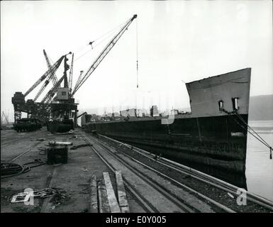 10 févr. 02, 1968 - Fin de la bataille pour Bismarck Hunter : Le croiseur Sheffield, 9 100 tonnes qui ont pris part dans le naufrage du cuirassé allemand Bismarck dans l'Atlantique en 1941, l'approche d'une fin ignominieuse dans le triage des disjoncteurs à Garslech, en Écosse. Avant d'être mis au rebut, le navire, construit en 1937, a été le navire amiral de la British West Indies et l'Escadron de la flotte méditerranéenne. Banque D'Images