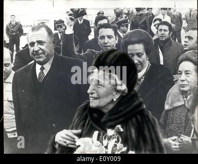 02 février 1968 - Ex-Queen d'Espagne à Madrid : Ex-Queen Victoria Eugénie, veuve du Roi Alfonso XIII, mis les pieds en Espagne le mercredi pour la première fois depuis qu'elle et le roi s'exile en 1931. L'ancienne reine, qui a 80 ans, s'est rendu à l'Espagne de la Suisse à participer à l'inauguration de son arrière-petit-fils, le fils du Prince Juan Carlos et de la princesse Sophie de Grèce. Banque D'Images