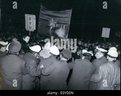 10 févr. 02, 1968 - Une bataille de rue... a éclaté à Francfort le lundi, 5 février 2006. Après un ''enseigner en'' d'étudiants avec l'idéologue en chef de la SDD Rudi Ductschke devant l'American Consulat Général à Francfort, au cours de laquelle la police de l'eau utilisée, les lanceurs de batailles avec le politique parle mis qui remis à ''duels'' dans certains cas. Après une activité de police près d'une heure la rue pouvait être effacée. six manifestants ont été arrêtés Banque D'Images