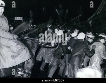 10 févr. 02, 1968 - Une bataille de rue... a éclaté à Francfort le lundi, 5 février 2006. Après un ''enseigner en'' d'étudiants avec l'idéologue en chef de la SDD Rudi Ductschke devant l'American Consulat Général à Francfort, au cours de laquelle la police de l'eau utilisée, les lanceurs de batailles avec le politique parle mis qui remis à ''duels'' dans certains cas. Après une activité de police près d'une heure la rue pouvait être effacée. six manifestants ont été arrêtés Banque D'Images