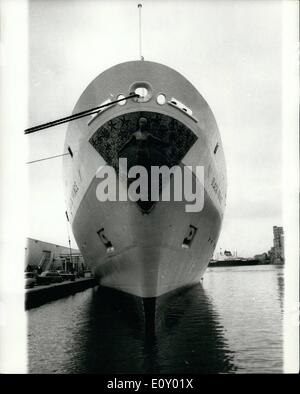 Avril 04, 1968 - une figure en bronze d'une ballerine norvégien ornent les arcs d'une doublure. Photo montre une figure en bronze d'Anne Borg, une ballerine, ornant la proue de la Fred Olsen liner Black Prince, 9 500 tonnes, qui fournira un nouveau lien norvégien britannique lorsqu'elle inaugure une maison de services entre Harwich et Kristian sand le mois prochain. La figure de proue est une mosaïque de verre et pierre surround. Banque D'Images