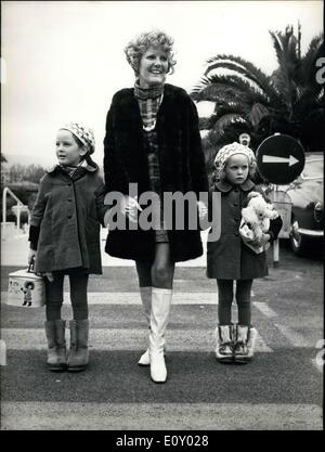 Avril 05, 1968 - Petula Clark:Maison de vacances sur la côte d'Azur:Petula Clark est passé un court séjour sur la côte d'Azur avant de revenir à Paris et Londres. Photo montre Petula Clark en photo avec ses deux filles Barbara(à gauche) et Katy à l'aéroport de Nice. Banque D'Images