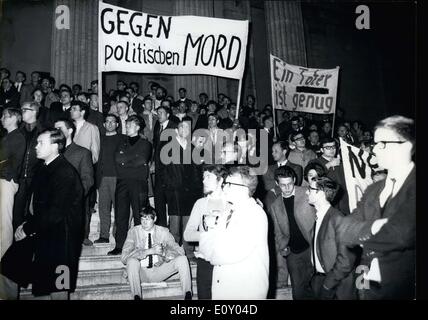 Avril 18, 1968 - Plus de 1 000 étudiants de l'Université de Munich ont défilé dans une manifestation le 17 avril contre les actes de violence par des radicaux sur la gauche et sur la droite. La protestation silencieuse était aussi en reconnaissance de l'assassinat du journaliste Klaus Frings. Banque D'Images